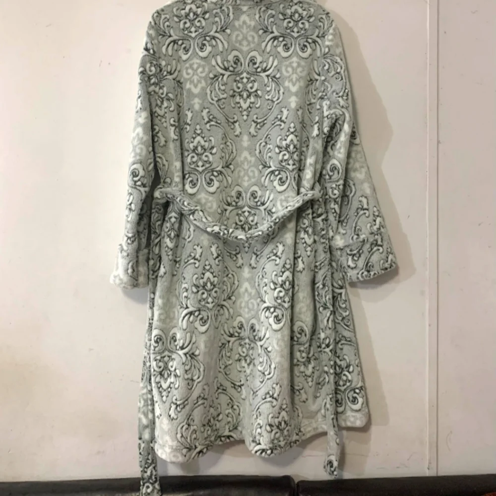 NWT Berkshire Blanket Co. Sz S Grey & Ivory Paisley Filigree Robe - Picture 2 of 7